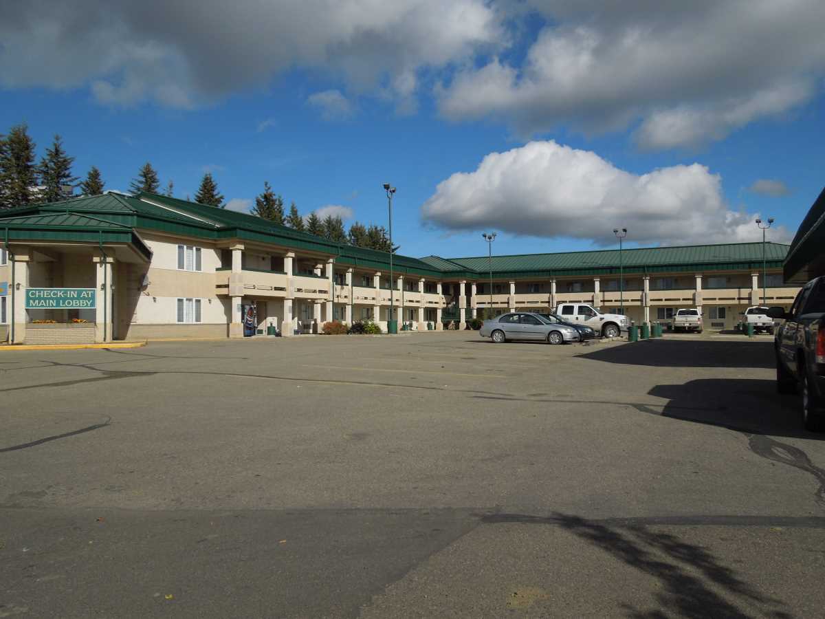 Walking Eagle Inn & Lodge Rocky Mtn Hse, AB COSSD